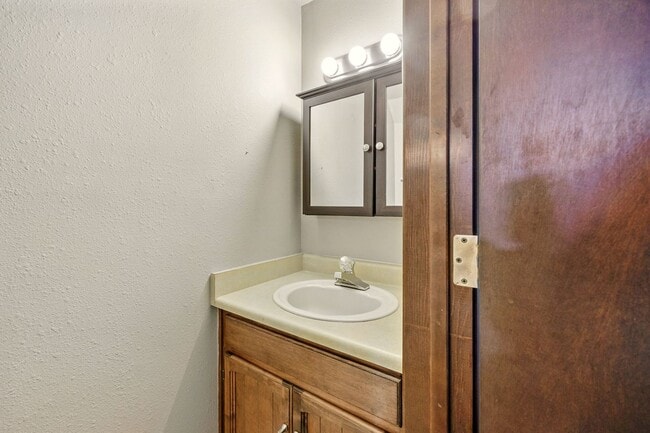 Building Photo - Renovated two bedroom townhouse near downt...