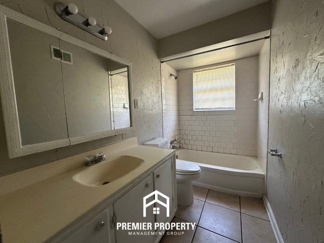 Building Photo - Move-In Ready 4 Bedroom Rental in 38134 - Hardwood Floors & Open Kitchen