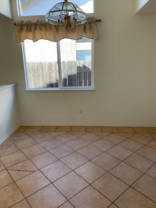 Building Photo - 3 Bedroom plus den in Goleta