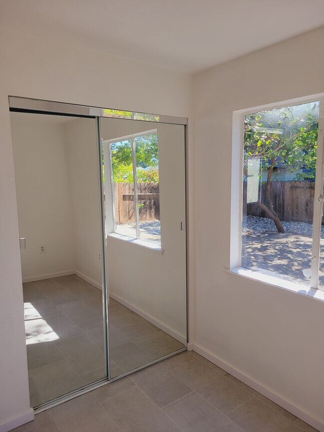 Building Photo - AVAILABLE NOW! 3 BEDROOM/2 BATH IN FAIRFIELD