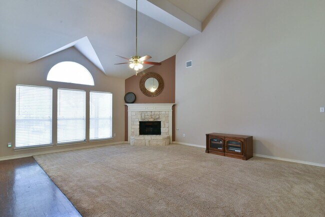 Building Photo - Large Mansfield High Home Centrally Located