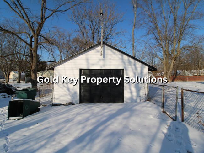 Building Photo - MUNCIE 3 BR 1 BA House with Garage and Covered Porch (SECTION 8 APPROVED)