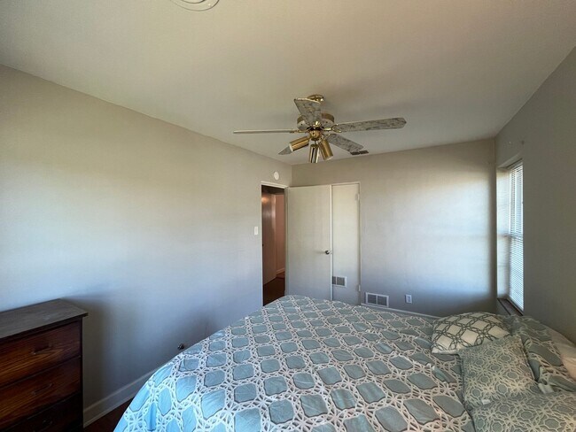 Building Photo - HOUSE AND BACK APARTMENT ON LARGE LOT!!