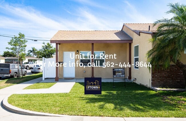 Building Photo - House - 2 Bedrooms / 1 Baths - Norwalk