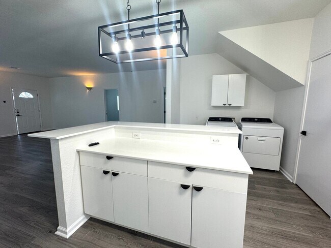 Building Photo - Remodeled 6 Bedroom in North Campus off Sp...