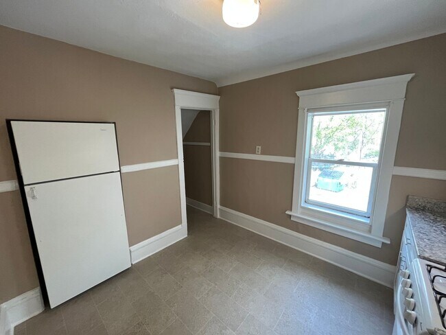 Building Photo - 560 Bellows St