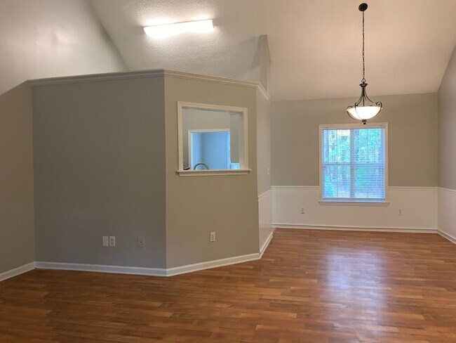 Building Photo - Wow! Northgate district! 3 bed, 2 bath, ra...