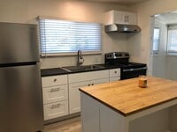 Building Photo - 307 W 8th St