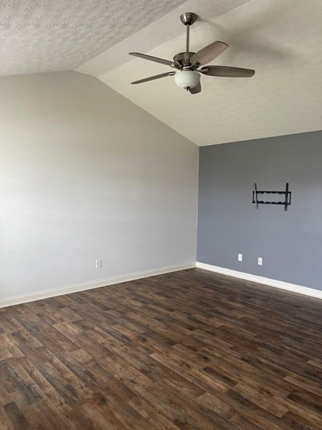 Building Photo - 3 Bed/2 Bath Home with 2 Car Garage