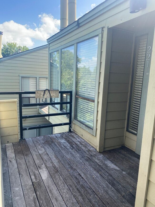 Building Photo - K206 - Treehouse #221