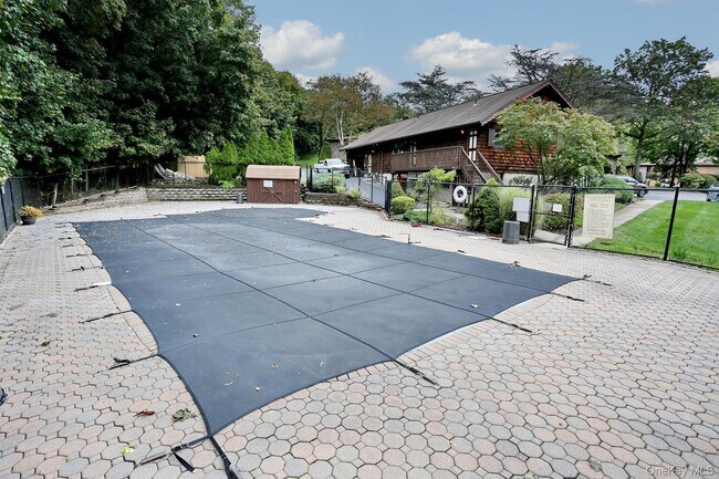 Building Photo - 2 W Lawrence Park Dr