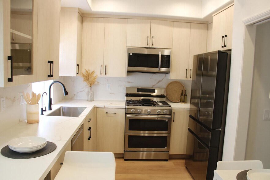 Building Photo - 5145 Yarmouth Ave