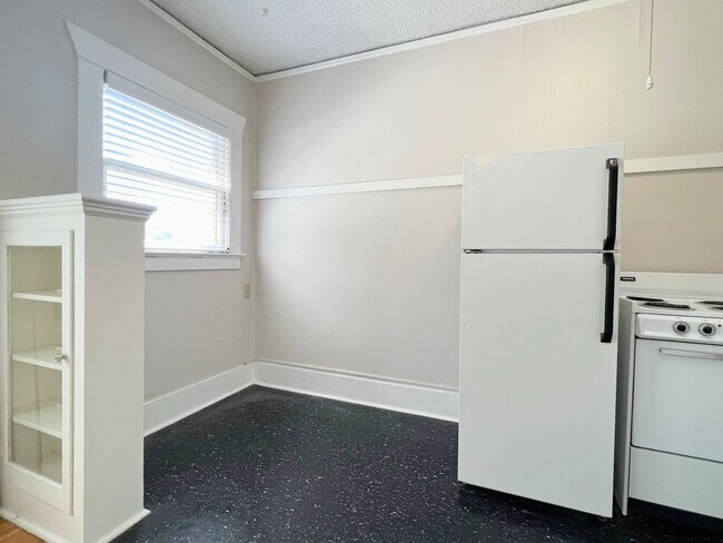 Interior Photo - 634 - Whitestone