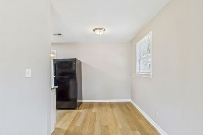 Building Photo - Updated home with New Kitchen, Hardwood Fl...