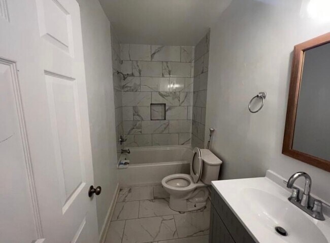 Building Photo - 2bd/1ba with New Appliances Near Campus Located on Oak St. Text 510-631-1171 for more info!