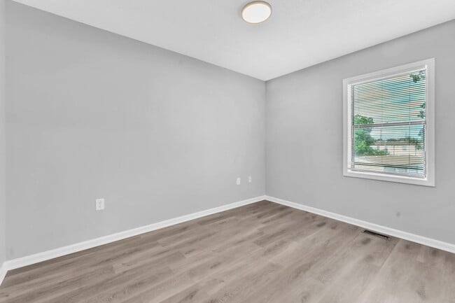 Building Photo - *NEWLY RENOVATED* 2 Bedroom Townhouse in D...