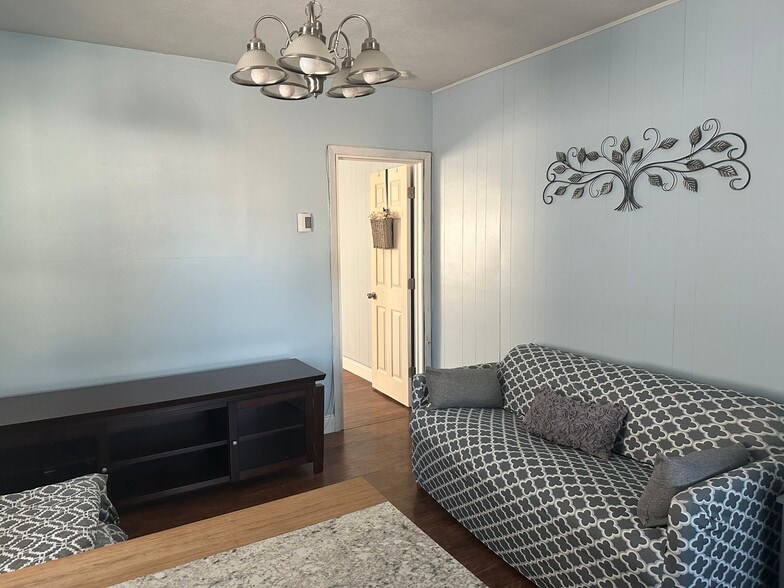 Primary Photo - 8 Bunting Ln