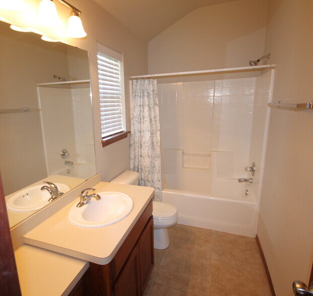 PRIMARY BATHROOM - 16405 Osceola Trl