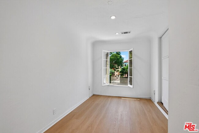 Building Photo - 900 S Wooster St