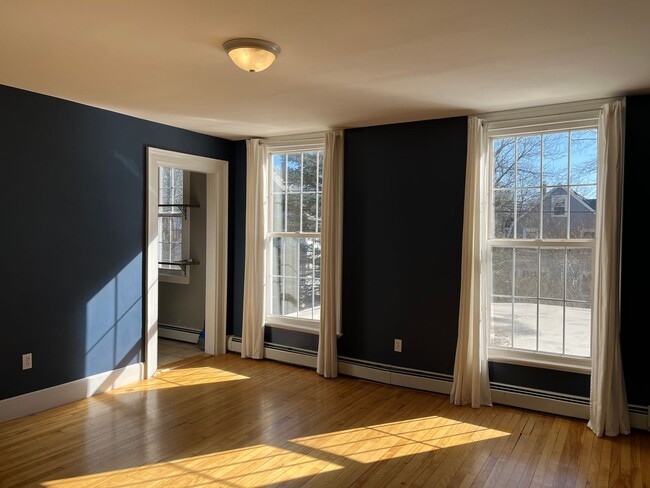 Building Photo - Spacious 2BR/1BA Apartment Available May 8...