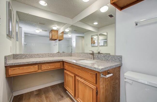 Building Photo - 12400 Overbrook Ln