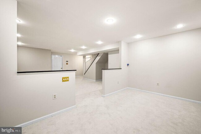 Building Photo - 120 Elizabeth Ct