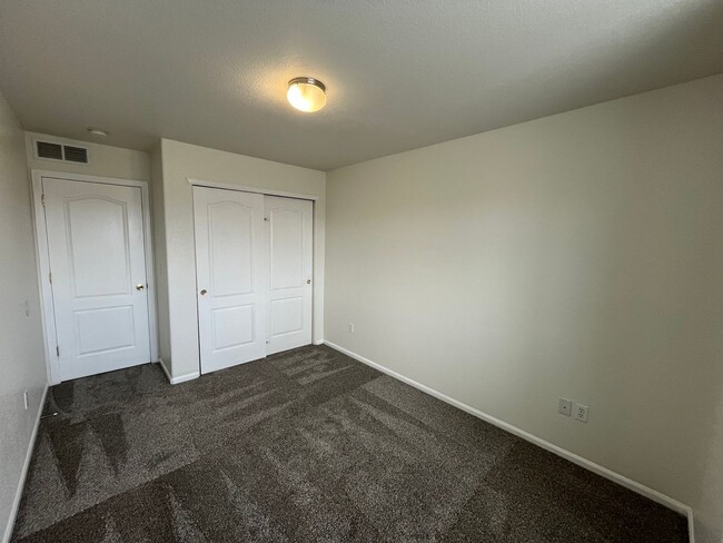Building Photo - 5 Bed, 3.5 Bath with A/C, Available Now! -...