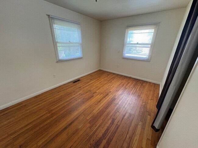 Building Photo - Charming 3-bedroom, 1.5-bath home in Dayton