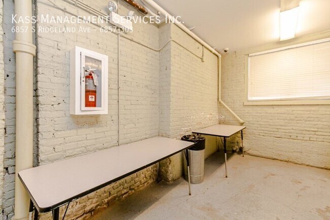 Building Photo - 6857 S Ridgeland Ave