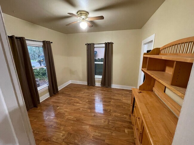 Building Photo - Stirling City Charmer-3 bed 1 bath, large ...