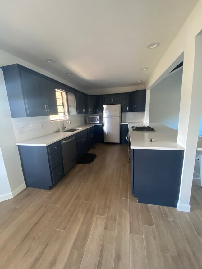 Building Photo - 471 W 67th St