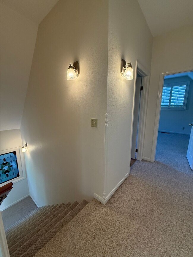 Building Photo - Experience the perfect blend of comfort, s...