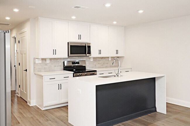 Building Photo - Brand New End-Unit Apartment in Crozet