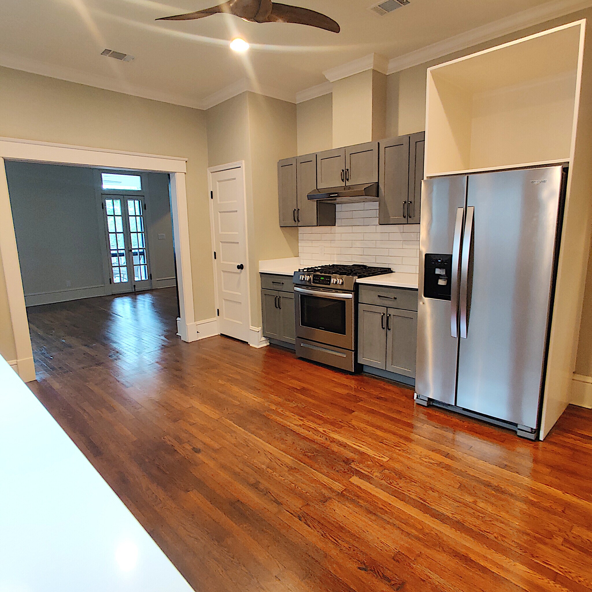 Building Photo - 921 E Waldburg St