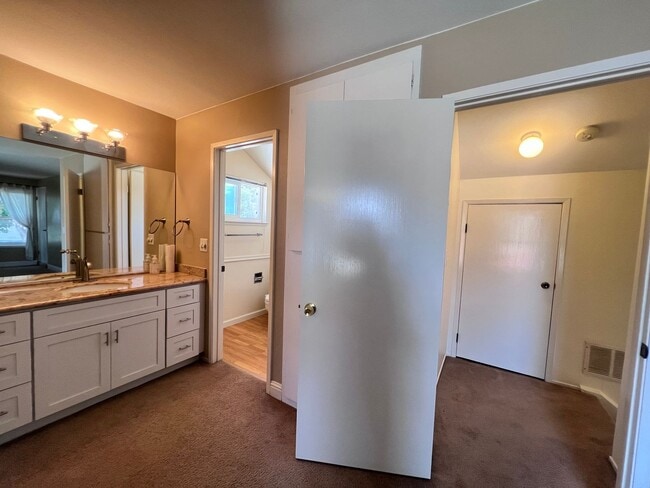 Building Photo - BRIGHT & SPACIOUS 3BD/2BA TOWNHOME IN PLEASANTON CA!!!