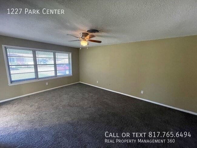 Building Photo - 1227 Park Center St