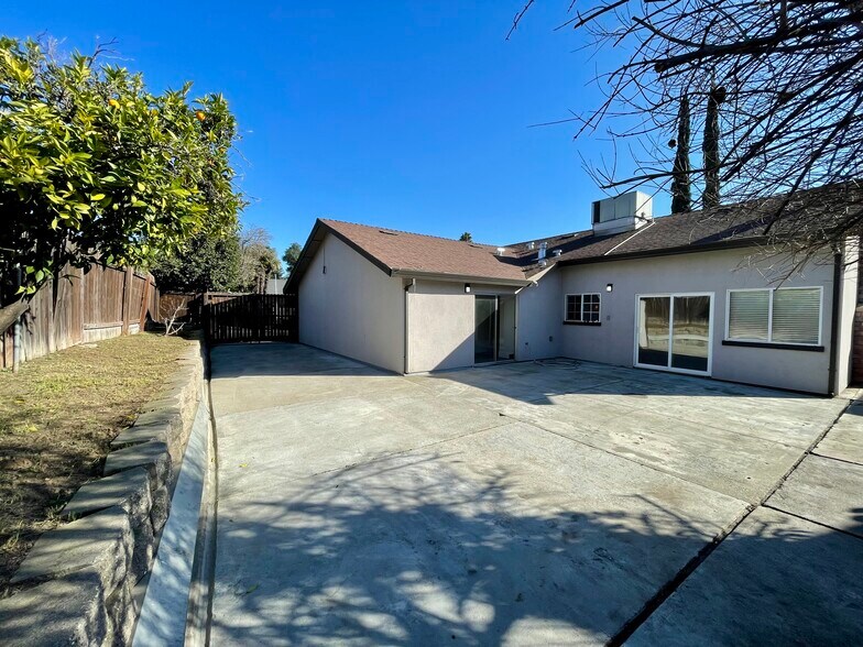 Building Photo - 6034 Centurion Cir