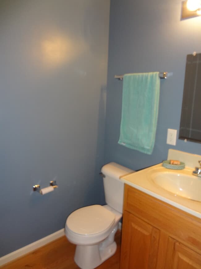 Building Photo - Well Maintained Townhouse in Great Location!