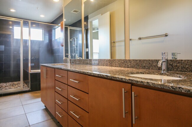 Building Photo - 2307 Camden Dr