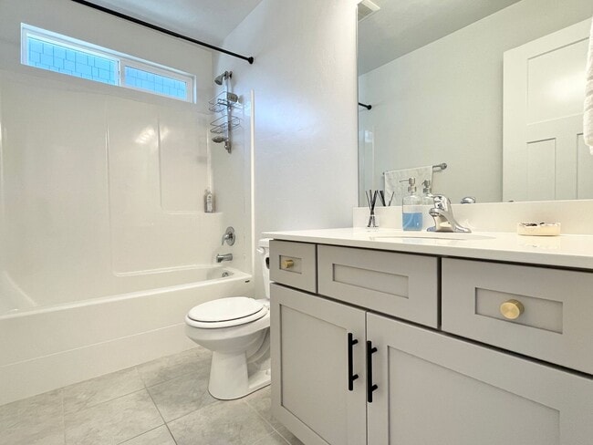 Building Photo - Modern Townhome at North Pointe Village!