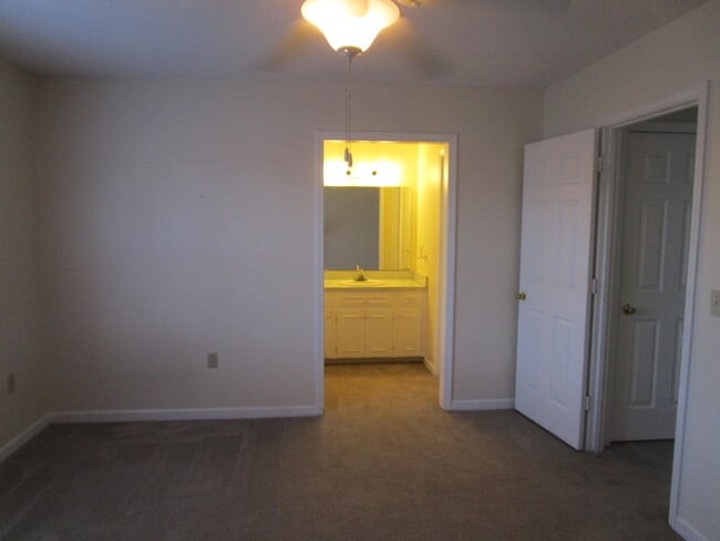 Building Photo - 40 Travis Ct