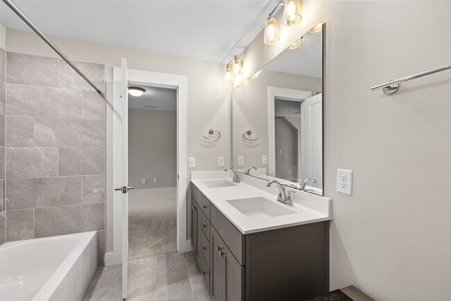 Building Photo - **Luxury 4/4 with Fenced in Yard**