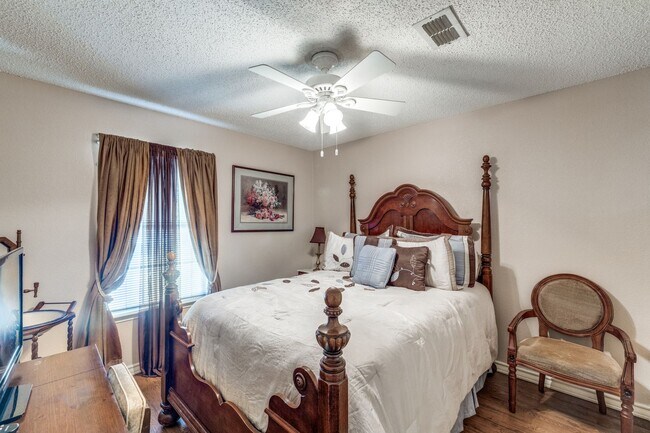 Building Photo - Available August 15th | 4 Bd, 2ba for Leas...