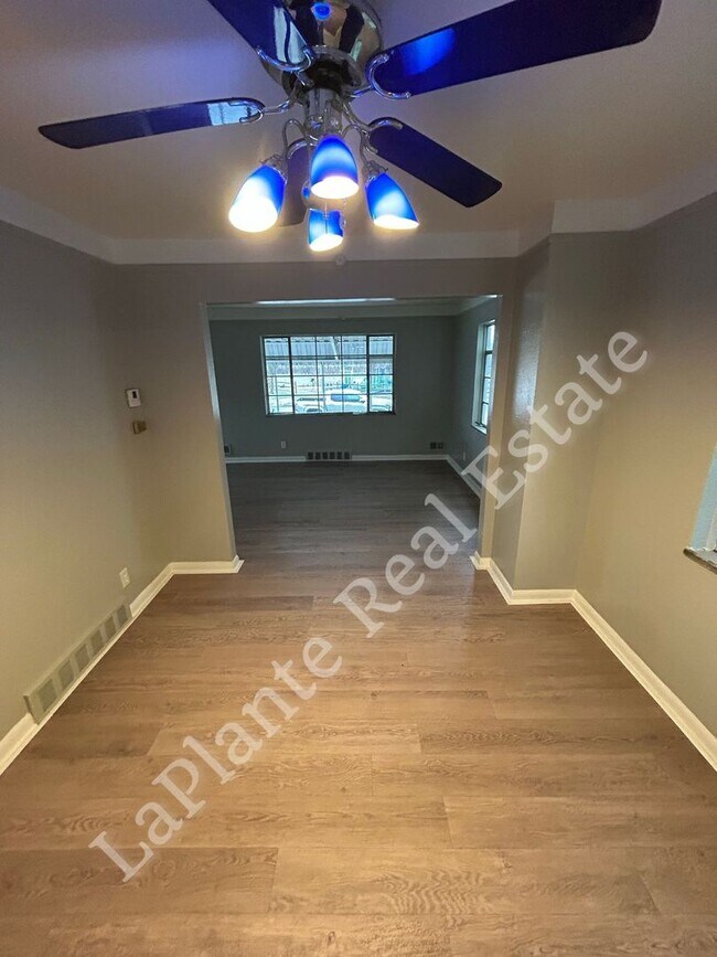 Building Photo - 1421 N Ravine Pkwy