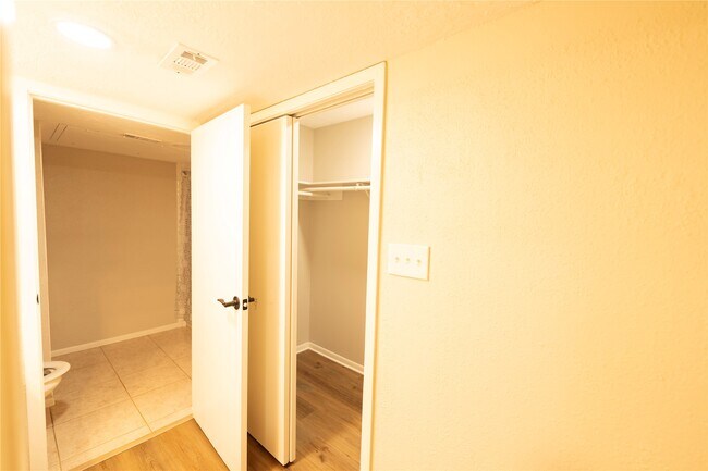 Building Photo - 2021 Spenwick Dr