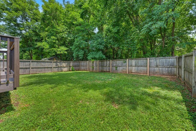 Building Photo - Pet Friendly Three Bedroom!