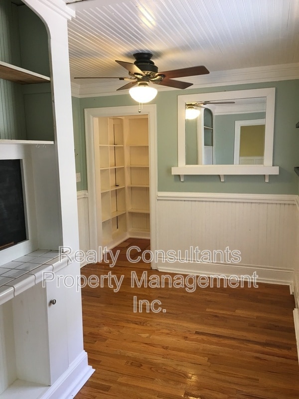 Building Photo - 2461 Lyndhurst Ave