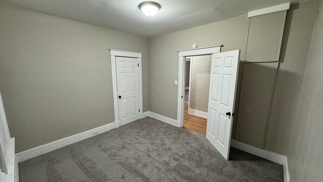 Building Photo - 919 N Willett St