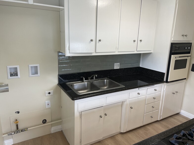 Electric oven, deep kitchen sink, washer/dryer hook-ups, new backsplash - 2912 Peppertree Ln