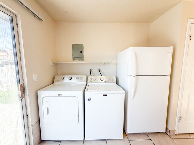 Building Photo - 2382 W Derby St